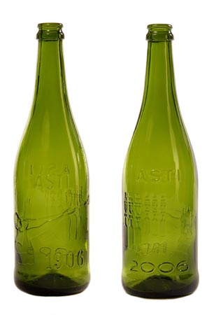 Bottiglia vetro commemorativa del centenario della vetreriadi  Moscato Asti 1906-2006