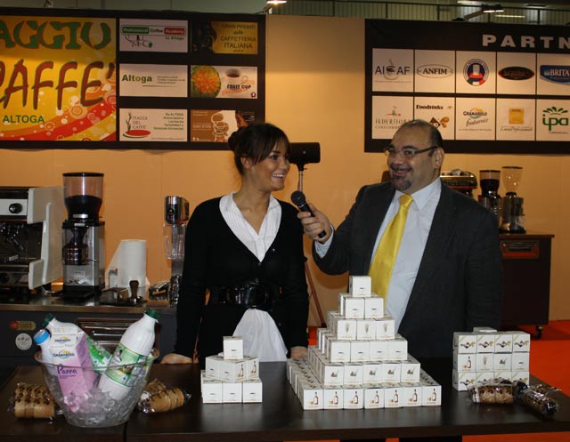 Signor Cesare Scarpellini foodrinks presanta i chocup e alti prodotti a Fiera Host Sic Milano 2009