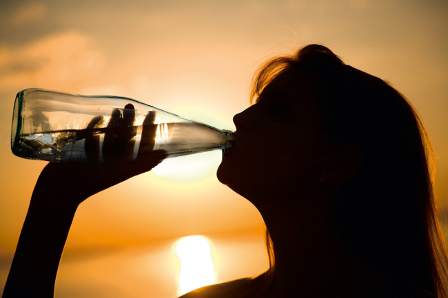 Lurisia Acqua tramonto e donna che beve